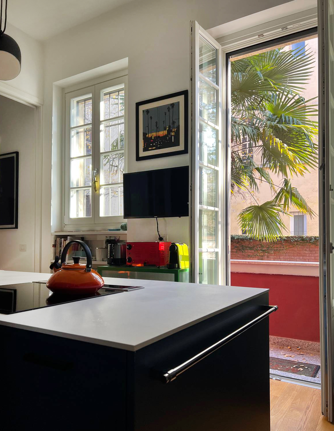 Cucina dopo la ristrutturazione, con piano induzione e ad affaccio su giardino esterno Cucina dopo la ristrutturazione, con piano induzione e ad affaccio su giardino esterno