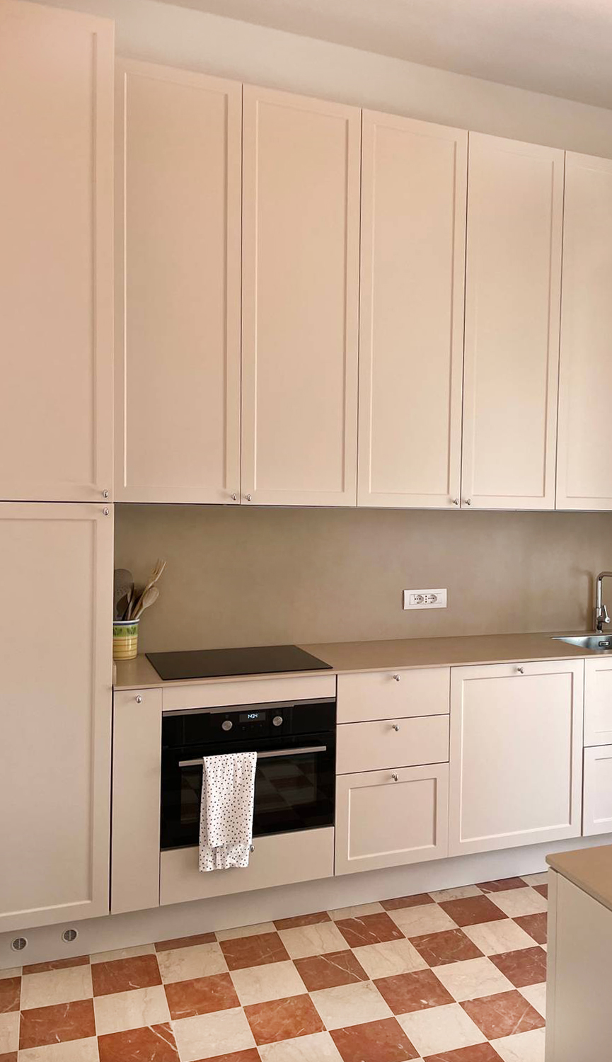 Cucina dopo la ristrutturazione, tutta bianca classica con cotto bicolor a pavimento Cucina dopo la ristrutturazione, tutta bianca classica con cotto bicolor a pavimento