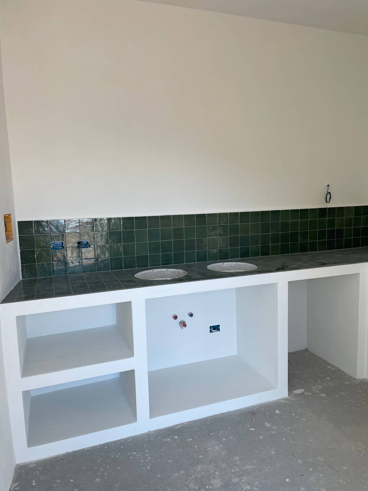 L’effetto decorativo è accentuato dal fatto che le piastrelle verdi sono state utilizzate anche per l’alzata retrostante. Il risultato è una proposta molto decisa e caratterizzante. L’effetto decorativo è accentuato dal fatto che le piastrelle verdi sono state utilizzate anche per l’alzata retrostante. Il risultato è una proposta molto decisa e caratterizzante.