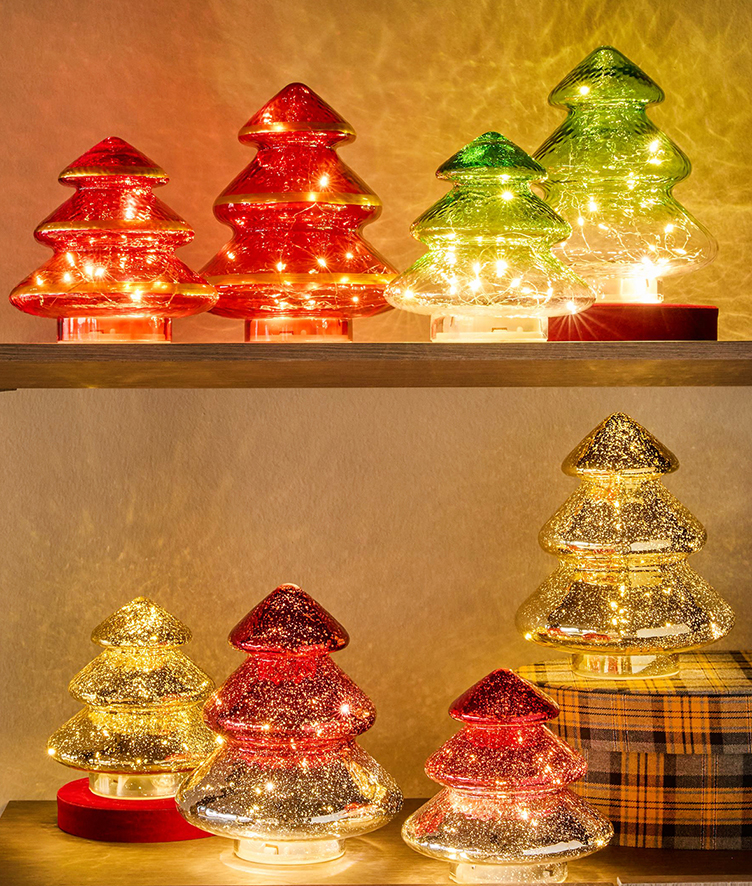 Possono essere sistemati su mensole di altezze diverse o in gruppo su un mobile gli alberelli della linea Wish di Andrea Fontebasso 1760; sono realizzati in vetro, con una forma tondeggiante, nelle sfumature del rosso, del verde e del dorato. I led interni rendono magica l'atmosfera nelle notti di festa. Misurano H 15 e H 20 cm. Prezzo a partire da 22 euro. www.tognana.com Possono essere sistemati su mensole di altezze diverse o in gruppo su un mobile gli alberelli della linea Wish di Andrea Fontebasso 1760; sono realizzati in vetro, con una forma tondeggiante, nelle sfumature del rosso, del verde e del dorato. I led interni rendono magica l'atmosfera nelle notti di festa. Misurano H 15 e H 20 cm. Prezzo a partire da 22 euro. www.tognana.com