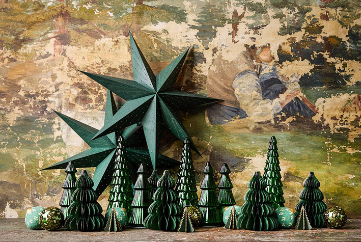 Ricorda una foresta incantata la composizione di Maisons du Monde composta da tanti piccoli abeti verde scuro realizzati in vetro e in carta. Gli abeti luminosi in vetro di alta qualità misurano Ø 13 x H 33,5 cm, prezzo 19,99 euro cad e misurano Ø 10 x H 23 cm, prezzo 14,99 euro cad. Gli alberi Soft Christmas sono completamente realizzati in carta verde plissettata. Misurano H 20 cm. Prezzo 13,99 euro. I piccoli abeti Essentiel in legno possono anche essere appesi, misurano Ø 5,8 x H 8 cm, prezzo 7,96 euro (per il set da 4 pezzi). Tra loro sono state posizionate palline di Natale verdi con dettagli dorati. Le grandi stelle Folk Christmas sono realizzate in carta riciclata verde, misurano L 60' x P 19 cm, prezzo 7,99 euro cad.  www.maisonsdumonde.com Ricorda una foresta incantata la composizione di Maisons du Monde composta da tanti piccoli abeti verde scuro realizzati in vetro e in carta. Gli abeti luminosi in vetro di alta qualità misurano Ø 13 x H 33,5 cm, prezzo 19,99 euro cad e misurano Ø 10 x H 23 cm, prezzo 14,99 euro cad. Gli alberi Soft Christmas sono completamente realizzati in carta verde plissettata. Misurano H 20 cm. Prezzo 13,99 euro. I piccoli abeti Essentiel in legno possono anche essere appesi, misurano Ø 5,8 x H 8 cm, prezzo 7,96 euro (per il set da 4 pezzi). Tra loro sono state posizionate palline di Natale verdi con dettagli dorati. Le grandi stelle Folk Christmas sono realizzate in carta riciclata verde, misurano L 60' x P 19 cm, prezzo 7,99 euro cad.  www.maisonsdumonde.com