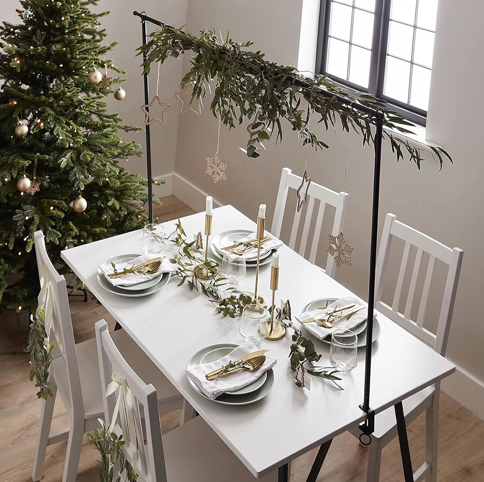 La barra estensibile di Deghi permette di appendere rami, catene luminose, festoni e palline sopra la tavola durante le giornate di festa. È realizzata in metallo nero ed è dotata di due morsetti regolabili che permettono di fissarla facilmente al piano del tavolo. Misura L 100/200 x P 4 x H 109 cm. Prezzo 26 euro. www.deghi.it La barra estensibile di Deghi permette di appendere rami, catene luminose, festoni e palline sopra la tavola durante le giornate di festa. È realizzata in metallo nero ed è dotata di due morsetti regolabili che permettono di fissarla facilmente al piano del tavolo. Misura L 100/200 x P 4 x H 109 cm. Prezzo 26 euro. www.deghi.it