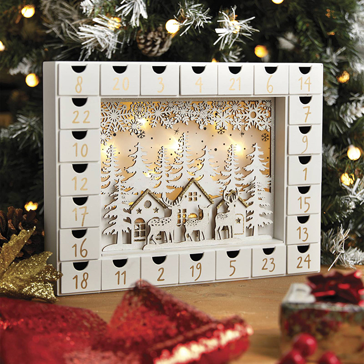 Irrinunciabile, per non perdere il conto, il calendario dell'avvento di Dmail che piace a grandi e piccini: infatti ha l'aspetto di un suggestivo teatrino con una cornice di cassettini per dolci sorprese e al centro un paesaggio innevato, illuminato da piccole luci a led alimentate a batterie. È realizzato in compensato e plastica. Misura L 35,5 x P 5 x H 27 cm. Prezzo 39,90 euro. www.dmail.it Irrinunciabile, per non perdere il conto, il calendario dell'avvento di Dmail che piace a grandi e piccini: infatti ha l'aspetto di un suggestivo teatrino con una cornice di cassettini per dolci sorprese e al centro un paesaggio innevato, illuminato da piccole luci a led alimentate a batterie. È realizzato in compensato e plastica. Misura L 35,5 x P 5 x H 27 cm. Prezzo 39,90 euro. www.dmail.it