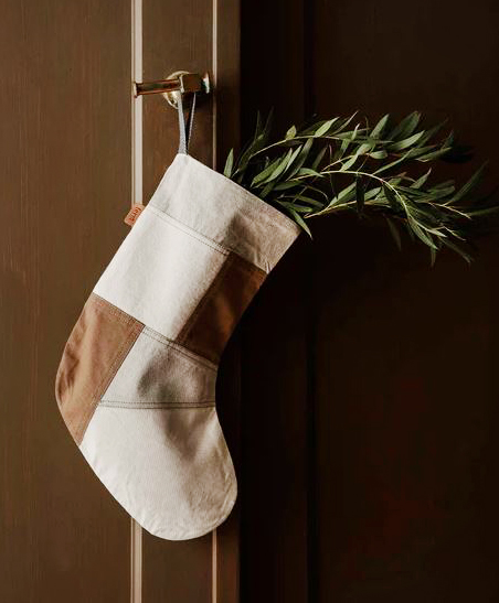 La calza di Natale è un decoro irrinunciabile durante le feste, che piace a grandi e piccini. Il modello patchwork tono su tono di fermLIVING è ecologico perché è realizzato in cotone biologico certificato impreziosito da cuciture a contrasto; può essere appeso alla maniglia di una porta o al tradizionale camino. Misura L 30 x P 1 x H 50 cm. Prezzo 35 euro. www.fermliving.com La calza di Natale è un decoro irrinunciabile durante le feste, che piace a grandi e piccini. Il modello patchwork tono su tono di fermLIVING è ecologico perché è realizzato in cotone biologico certificato impreziosito da cuciture a contrasto; può essere appeso alla maniglia di una porta o al tradizionale camino. Misura L 30 x P 1 x H 50 cm. Prezzo 35 euro. www.fermliving.com