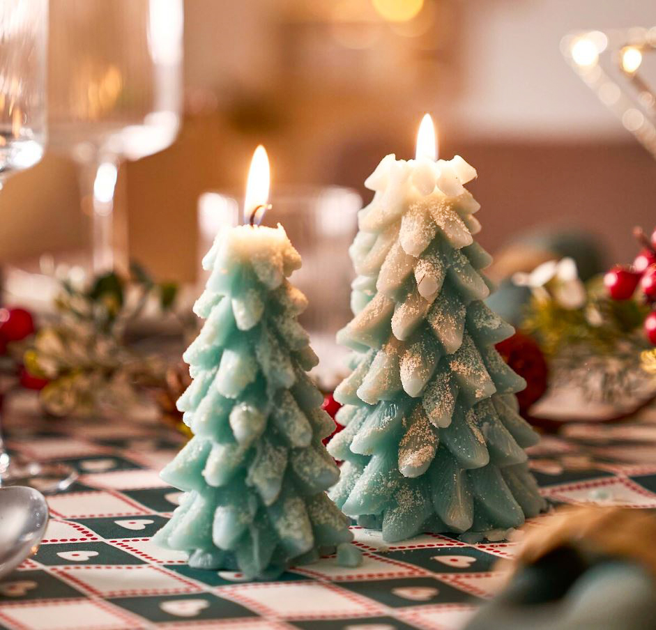 Ha l'aspetto di un abete innevato la candela Caspar di La Redoute Interierurs che è realizzata in cera verde con finitura glitterata; ha una durata di dieci ore per illuminare la tavola o le serate di festa. Misura Ø 8 x H 16,5 cm. Prezzo 14,99 euro. www.laredoute.it Ha l'aspetto di un abete innevato la candela Caspar di La Redoute Interierurs che è realizzata in cera verde con finitura glitterata; ha una durata di dieci ore per illuminare la tavola o le serate di festa. Misura Ø 8 x H 16,5 cm. Prezzo 14,99 euro. www.laredoute.it