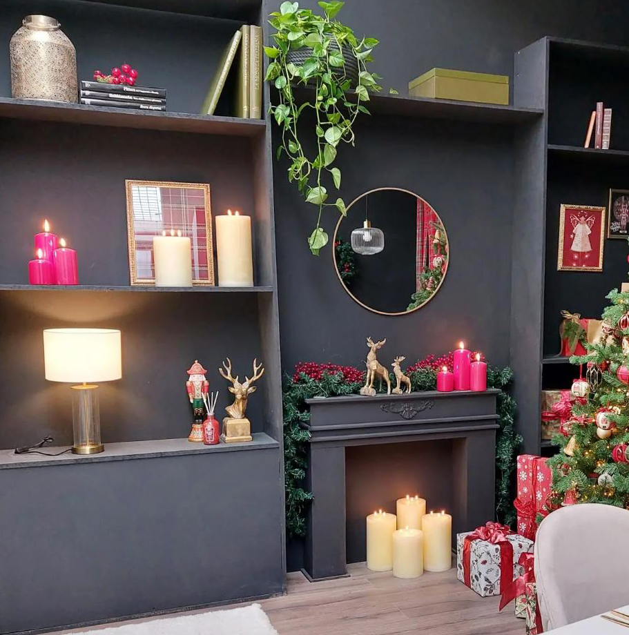 Fascino senza tempo per la casa delle feste illuminata dalle candele di formati diversi, bianche e rosso scuro, sistemate in piccoli gruppi. Il modello in cera bordeaux senza profumo misura H 20 cm, prezzo 9,99 euro. Quella color avorio misura H 30 cm, prezzo 79,90 euro. La lanterna portacandela, sistemata su un ripiano della libreria, è realizzata in metallo dorato con uno stile elegantemente etnico. Misura Ø 22 x H 40 cm. Prezzo 44,90 euro. Lo specchio rotondo Bria di Inspire, con una sottile cornice in metallo dorato, riflette e moltiplica le  fiamme, dando vita ad un'atmosfera suggestiva e romantica. Misura Ø 60 cm. Prezzo 29,99 euro. Tutto in vendita da Leroy Merlin. www.leroymerlin.it Fascino senza tempo per la casa delle feste illuminata dalle candele di formati diversi, bianche e rosso scuro, sistemate in piccoli gruppi. Il modello in cera bordeaux senza profumo misura H 20 cm, prezzo 9,99 euro. Quella color avorio misura H 30 cm, prezzo 79,90 euro. La lanterna portacandela, sistemata su un ripiano della libreria, è realizzata in metallo dorato con uno stile elegantemente etnico. Misura Ø 22 x H 40 cm. Prezzo 44,90 euro. Lo specchio rotondo Bria di Inspire, con una sottile cornice in metallo dorato, riflette e moltiplica le  fiamme, dando vita ad un'atmosfera suggestiva e romantica. Misura Ø 60 cm. Prezzo 29,99 euro. Tutto in vendita da Leroy Merlin. www.leroymerlin.it