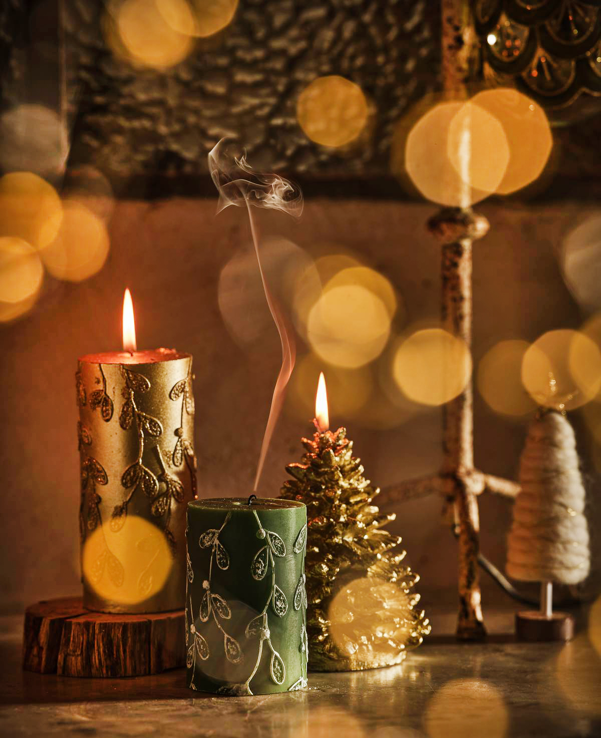 Con le candele di CoinCasa è possibile creare composizioni luminose su un mobile o sul tavolo da accendere nelle notti di festa; possono essere sistemate su elementi in legno o vassoietti in metallo. Le candele con la superficie decorata da foglie di vischio in glitter sono disponibili in cera verde e dorata. Misura Ø 7 x H 10/15 cm. Prezzo a partire da 8,90 euro. La candela ad albero di Natale color oro, misura H 15 cm, prezzo 12,90 euro. www.coin.it Con le candele di CoinCasa è possibile creare composizioni luminose su un mobile o sul tavolo da accendere nelle notti di festa; possono essere sistemate su elementi in legno o vassoietti in metallo. Le candele con la superficie decorata da foglie di vischio in glitter sono disponibili in cera verde e dorata. Misura Ø 7 x H 10/15 cm. Prezzo a partire da 8,90 euro. La candela ad albero di Natale color oro, misura H 15 cm, prezzo 12,90 euro. www.coin.it