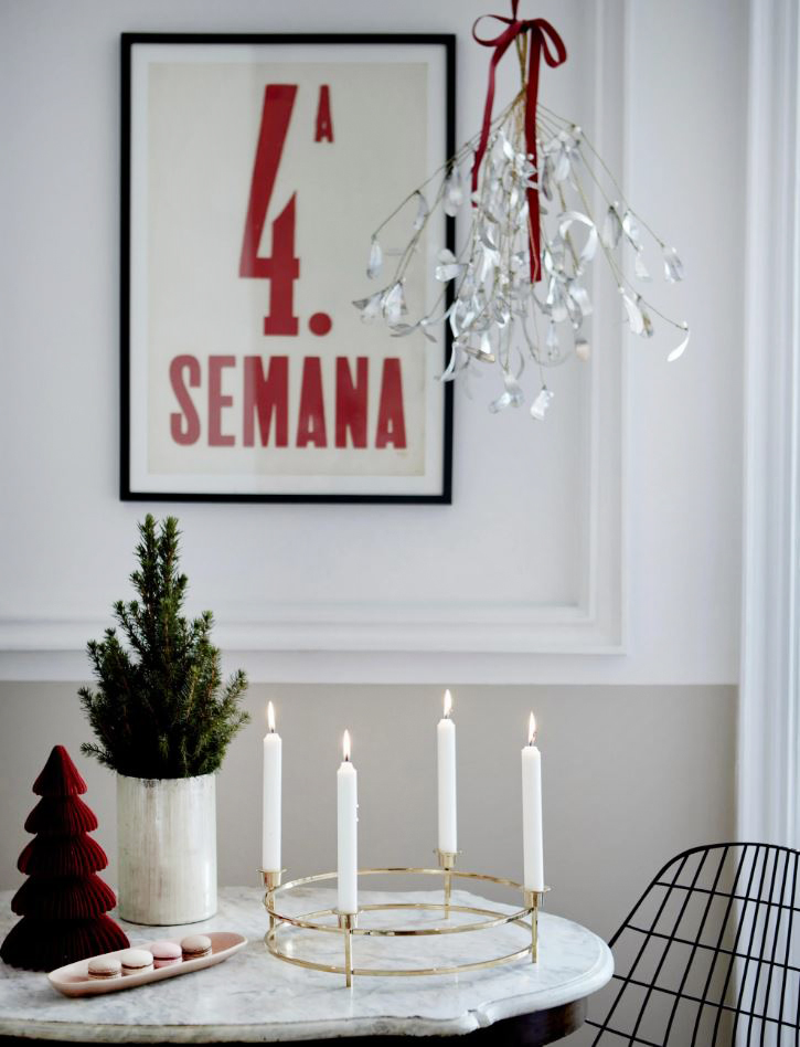 Per chi non vuole rinunciare ai riti della tradizione, come il bacio sotto il vischio, la composizione appesa a soffitto Xlarge di Bungalow in vendita su Westwing: è composto da una serie di sottili rami in filo dorato con piccole foglie in metallo argentato e bacche in vetro bianco. Misura Ø 51 cm. Prezzo 109 euro. www.westwing.it Per chi non vuole rinunciare ai riti della tradizione, come il bacio sotto il vischio, la composizione appesa a soffitto Xlarge di Bungalow in vendita su Westwing: è composto da una serie di sottili rami in filo dorato con piccole foglie in metallo argentato e bacche in vetro bianco. Misura Ø 51 cm. Prezzo 109 euro. www.westwing.it