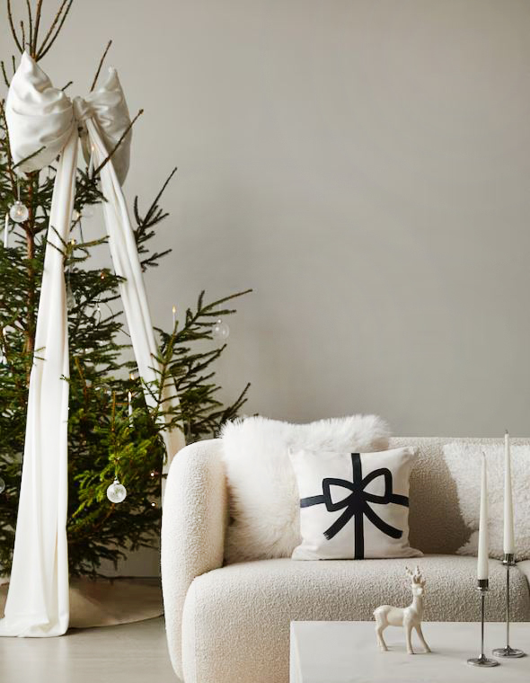 Superchic il copricuscino in tessuto di puro cotone candido di H&M Home che è decorato da un fiocco nero stilizzato stampato che lo fa assomigliare ad un pacco regalo. Misura L 40 x P 40 cm. Prezzo 4,90 euro. www.hm.com Superchic il copricuscino in tessuto di puro cotone candido di H&M Home che è decorato da un fiocco nero stilizzato stampato che lo fa assomigliare ad un pacco regalo. Misura L 40 x P 40 cm. Prezzo 4,90 euro. www.hm.com