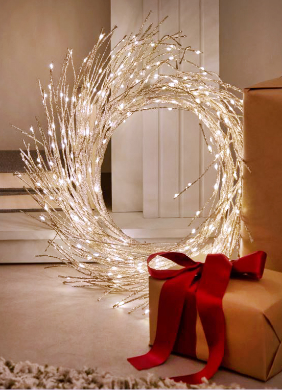 Stile contemporaneo per la corona luminosa Bria di Kave Home che “risplende” grazie ai brillantini e alle luci a Led color giallo oro. La struttura in filo di ferro, coperto di plastica, permette di darle la forma desiderata. Misura Ø 60 cm. Prezzo 109 euro. www.kavehome.com Stile contemporaneo per la corona luminosa Bria di Kave Home che “risplende” grazie ai brillantini e alle luci a Led color giallo oro. La struttura in filo di ferro, coperto di plastica, permette di darle la forma desiderata. Misura Ø 60 cm. Prezzo 109 euro. www.kavehome.com