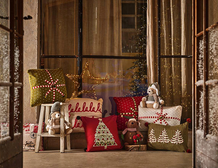 I cuscini natalizi di Coin Casa, decorati da applicazioni e ricami, trasformano l'atmosfera del soggiorno durante le feste. Il modello quadrato in tessuto rosso decorato da un albero di Natale misura L 45 x P 45 cm, prezzo 35,90 euro. Il cuscino rettangolare in cotone verde con tre pini bianchi ricamati e quattro nappine rosse agli angoli misura L 55 x P 35 cm, prezzo 35,90 euro. I cuscini che ricordano dei pacchi sono realizzati in maglia di cotone a pois e sono disponibili in colori e formati diversi. Misura L 45 x P 45 cm. Prezzo 32,90 euro. www.coin. I cuscini natalizi di Coin Casa, decorati da applicazioni e ricami, trasformano l'atmosfera del soggiorno durante le feste. Il modello quadrato in tessuto rosso decorato da un albero di Natale misura L 45 x P 45 cm, prezzo 35,90 euro. Il cuscino rettangolare in cotone verde con tre pini bianchi ricamati e quattro nappine rosse agli angoli misura L 55 x P 35 cm, prezzo 35,90 euro. I cuscini che ricordano dei pacchi sono realizzati in maglia di cotone a pois e sono disponibili in colori e formati diversi. Misura L 45 x P 45 cm. Prezzo 32,90 euro. www.coin.