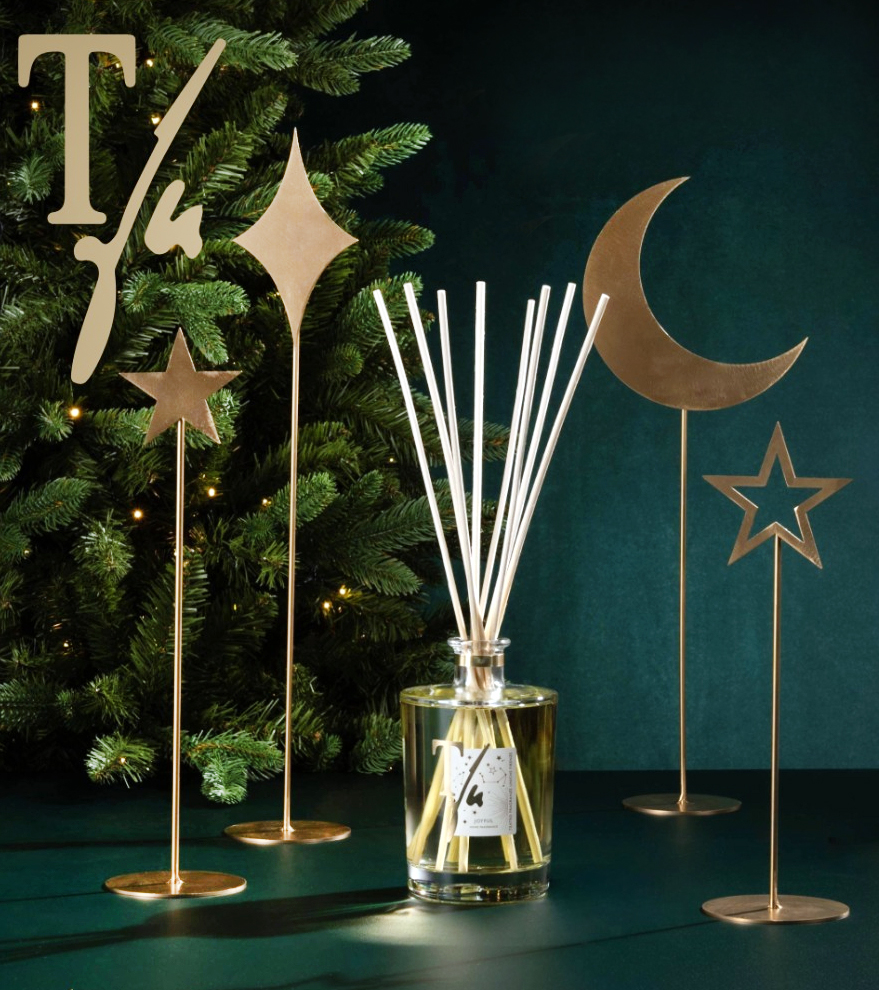 É dedicato a chi vuole godere del Natale con tutti i sensi il profumo per ambiente di Joyful, caratterizzato da note fresche e balsamiche: Resina di Abete, Fava Tonka, Cassis, Legno di Abete, Patchouli, Ambra, Bacche di Vaniglia, Arancio Dolce e Zenzero. È disponibile in diversi formati per soddisfare qualsiasi esigenza. Il diffusore con bastoncini nel formato da 250 ml, prezzo 58 euro. www.teatrofragranzeuniche.it É dedicato a chi vuole godere del Natale con tutti i sensi il profumo per ambiente di Joyful, caratterizzato da note fresche e balsamiche: Resina di Abete, Fava Tonka, Cassis, Legno di Abete, Patchouli, Ambra, Bacche di Vaniglia, Arancio Dolce e Zenzero. È disponibile in diversi formati per soddisfare qualsiasi esigenza. Il diffusore con bastoncini nel formato da 250 ml, prezzo 58 euro. www.teatrofragranzeuniche.it