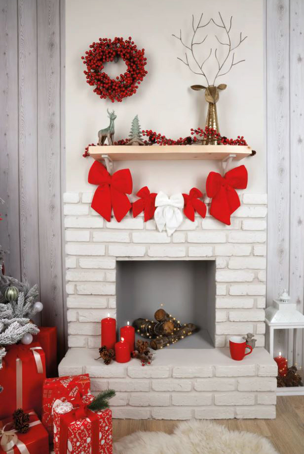 Una serie di fiocchi natalizi, bianchi e rossi, per decorare, nelle serate di festa, una  mensola o il caminetto, illuminato da una ghirlanda di luci. Il modello di Natale Magic, disponibile nelle varianti rosso lacca e bianco, misura L 13 x H 15 cm, prezzo 4,50 euro cad. Quello grande in velluto rosso misura H 30 cm, prezzo 14,90 euro. Tutto in vendita da Leroy Merlin. www.leroymerlin.it Una serie di fiocchi natalizi, bianchi e rossi, per decorare, nelle serate di festa, una  mensola o il caminetto, illuminato da una ghirlanda di luci. Il modello di Natale Magic, disponibile nelle varianti rosso lacca e bianco, misura L 13 x H 15 cm, prezzo 4,50 euro cad. Quello grande in velluto rosso misura H 30 cm, prezzo 14,90 euro. Tutto in vendita da Leroy Merlin. www.leroymerlin.it