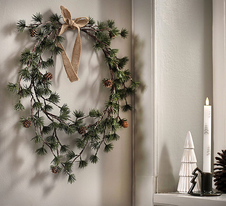 Stile nordico per la ghirlanda sintetica Beli di Jysk che è decorata da piccole pigne marroni; può essere appesa a parete per mezzo del nastrino in juta. La forma essenziale la rende elegante e facile da ambientare, perfetta anche per chi non ama le decorazioni troppo fastose. Misura Ø 45 cm. Prezzo 10 euro. www.jysk.it Stile nordico per la ghirlanda sintetica Beli di Jysk che è decorata da piccole pigne marroni; può essere appesa a parete per mezzo del nastrino in juta. La forma essenziale la rende elegante e facile da ambientare, perfetta anche per chi non ama le decorazioni troppo fastose. Misura Ø 45 cm. Prezzo 10 euro. www.jysk.it