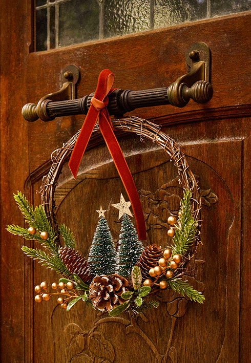 Rami e pigne per la ghirlanda dallo stile naturale Soft Christmas di Maisons du Monde che può essere appesa alla maniglia della porta con un nastrino di velluto. È impreziosita dalla presenza di bacche dorate, pigne e di due mini abeti verdi con stella. Misura Ø 27 cm. Prezzo 14,99 euro. www.maisonsdumonde.com Rami e pigne per la ghirlanda dallo stile naturale Soft Christmas di Maisons du Monde che può essere appesa alla maniglia della porta con un nastrino di velluto. È impreziosita dalla presenza di bacche dorate, pigne e di due mini abeti verdi con stella. Misura Ø 27 cm. Prezzo 14,99 euro. www.maisonsdumonde.com