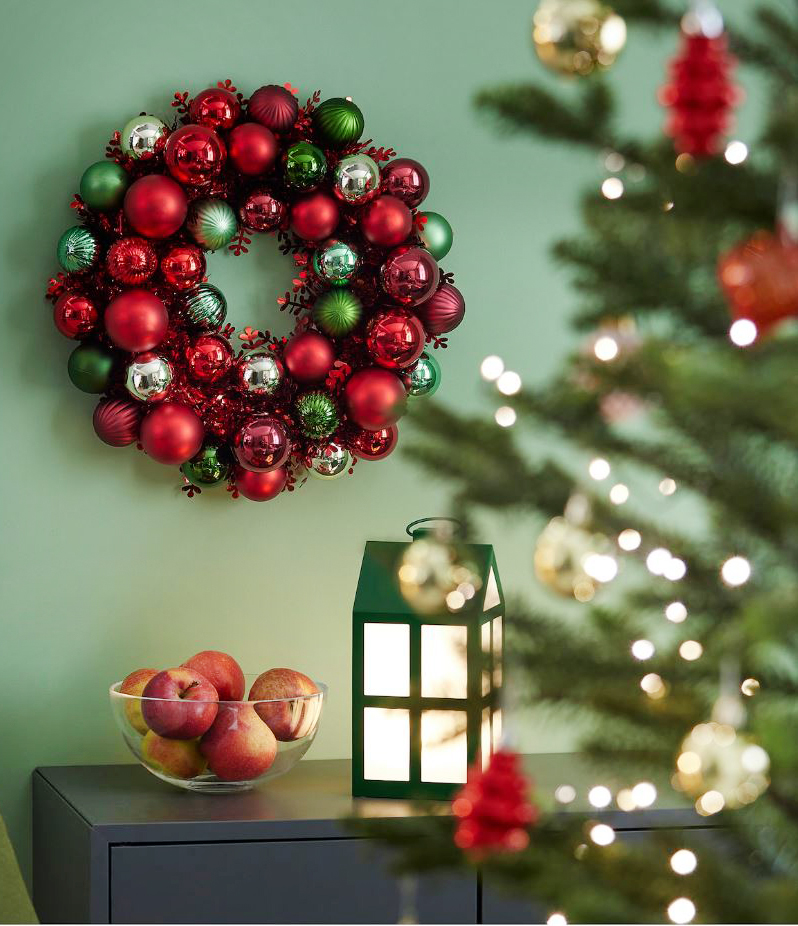 Insolita la ghirlanda Vinterfint di Ikea Italia che è composta da una serie di palline rosse verdi,  effetto metallizzato con un design moderno. Può essere appesa a parete, come un'opera contemporanea, o sulla porta per accogliere gli ospiti. Misura Ø 38 cm. Prezzo 29,95 euro. www.ikea.com Insolita la ghirlanda Vinterfint di Ikea Italia che è composta da una serie di palline rosse verdi,  effetto metallizzato con un design moderno. Può essere appesa a parete, come un'opera contemporanea, o sulla porta per accogliere gli ospiti. Misura Ø 38 cm. Prezzo 29,95 euro. www.ikea.com