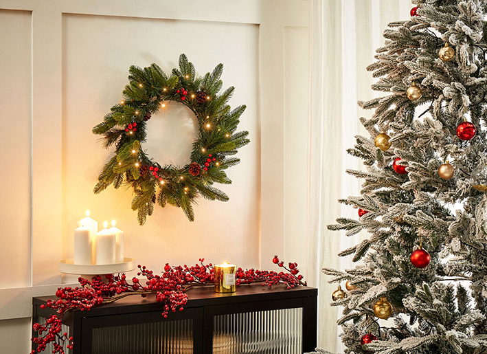 Permette di decorare la parete del soggiorno o del corridoio la ghirlanda decorativa Whitehorn di Beliani che è caratterizzata da aghi in PVC verde, pigne, bacche rosse e da una serie di luci a Led bianco caldo. É dotata di un pratico timer che la spegne automaticamente dopo 8 ore. Misura Ø 50 cm. Prezzo 139,99 euro. www.beliani.it Permette di decorare la parete del soggiorno o del corridoio la ghirlanda decorativa Whitehorn di Beliani che è caratterizzata da aghi in PVC verde, pigne, bacche rosse e da una serie di luci a Led bianco caldo. É dotata di un pratico timer che la spegne automaticamente dopo 8 ore. Misura Ø 50 cm. Prezzo 139,99 euro. www.beliani.it