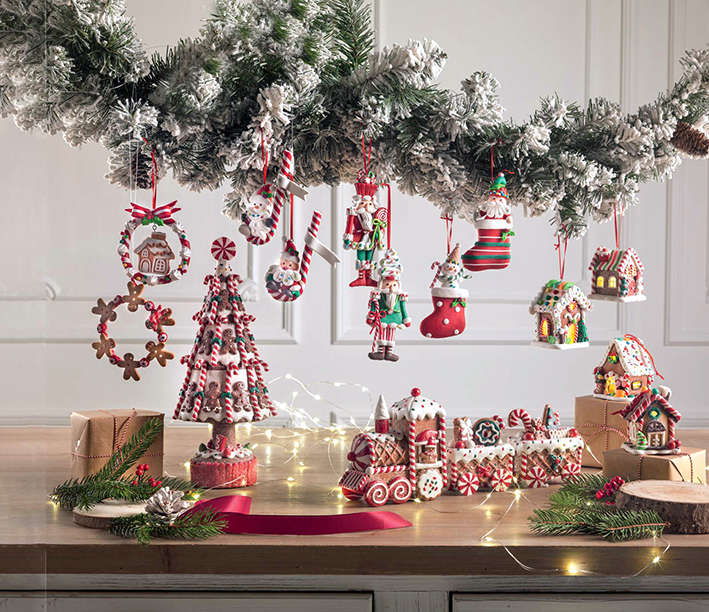 Dedicati ai piccoli di casa, ma non solo, i decori della linea Gingerbread di Brandani che sono composti dai tradizionali omini di marzapane abbinati a i bastoncini di zucchero e ai lecca lecca. I decori da appendere qua e là per la casa sono disponibili con soggetti e formati diversi. Prezzo a partire da 10 euro (per il set da 2 pezzi). L'alberello misura H 32 cm, prezzo 49 euro. www.brandani.it Dedicati ai piccoli di casa, ma non solo, i decori della linea Gingerbread di Brandani che sono composti dai tradizionali omini di marzapane abbinati a i bastoncini di zucchero e ai lecca lecca. I decori da appendere qua e là per la casa sono disponibili con soggetti e formati diversi. Prezzo a partire da 10 euro (per il set da 2 pezzi). L'alberello misura H 32 cm, prezzo 49 euro. www.brandani.it