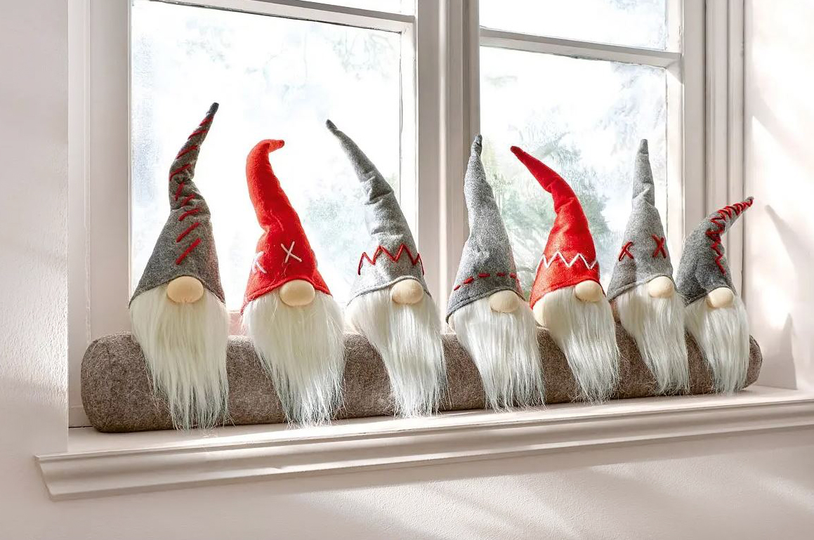 Sette piccoli gnomi per il paraspifferi natalizio (Codice articolo: 91278895) di Bonprix che è in grado non solo di tenere fuori il freddo, ma di “trasformare” la finestra durante le giornate di festa. È realizzato in morbido feltro nei colori grigio, rosso e bianco. Misura L 90 x H 35 cm. Prezzo 29,99 euro. www.bonprix.it Sette piccoli gnomi per il paraspifferi natalizio (Codice articolo: 91278895) di Bonprix che è in grado non solo di tenere fuori il freddo, ma di “trasformare” la finestra durante le giornate di festa. È realizzato in morbido feltro nei colori grigio, rosso e bianco. Misura L 90 x H 35 cm. Prezzo 29,99 euro. www.bonprix.it