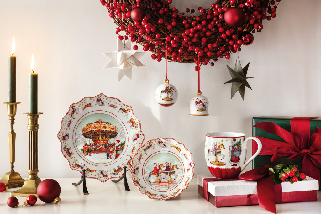 Stanno bene esposti sopra il camino o su una mensola gli “oggetti” della collezione Annual Christmas Edition di Villeroy & Boch che si rifanno alla tradizione e sono destinati a durare per sempre: sono realizzati in pregiata porcellana Premium decorata. Il piatto bianco con un'allegra giostra multicolore al centro misura Ø 23,5 cm, prezzo 26,90 euro. La ciotola coordinata, prezzo 26,90 euro. La tazza dallo stile classico prezzo 29,90 euro. La pallina e la campana sospese con un nastrino rosso alla corona, prezzo 19,90 euro cad. www.villeroy-boch.it Stanno bene esposti sopra il camino o su una mensola gli “oggetti” della collezione Annual Christmas Edition di Villeroy & Boch che si rifanno alla tradizione e sono destinati a durare per sempre: sono realizzati in pregiata porcellana Premium decorata. Il piatto bianco con un'allegra giostra multicolore al centro misura Ø 23,5 cm, prezzo 26,90 euro. La ciotola coordinata, prezzo 26,90 euro. La tazza dallo stile classico prezzo 29,90 euro. La pallina e la campana sospese con un nastrino rosso alla corona, prezzo 19,90 euro cad. www.villeroy-boch.it