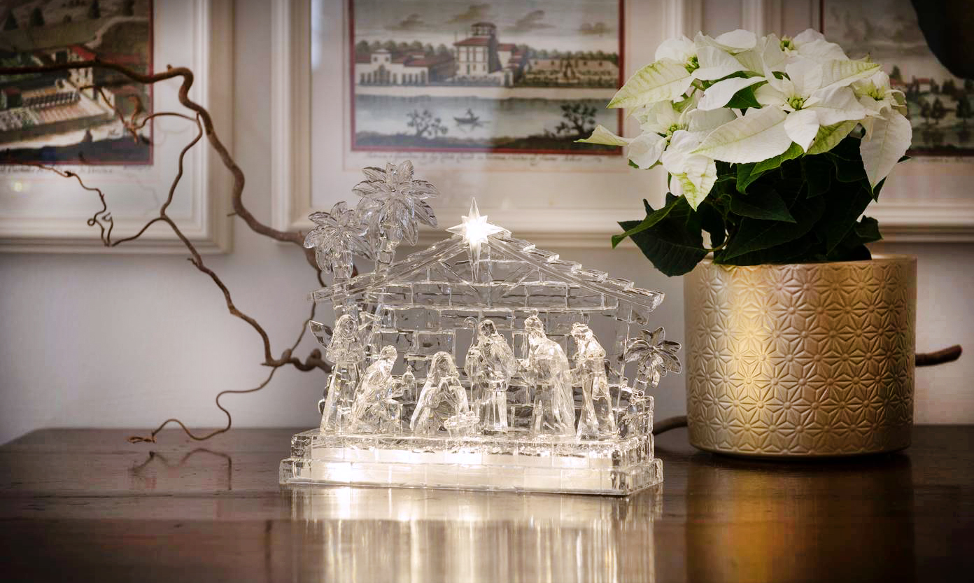 Innovativo e suggestivo nello stesso tempo il presepe in vendita da Viridea: è completamente realizzato in acrilico trasparente ed illuminato da luci a Led. Inoltre, è dotato di musica per un'atmosfera magica. Misura H 20 cm. Prezzo 39,90 euro. www.viridea.it Innovativo e suggestivo nello stesso tempo il presepe in vendita da Viridea: è completamente realizzato in acrilico trasparente ed illuminato da luci a Led. Inoltre, è dotato di musica per un'atmosfera magica. Misura H 20 cm. Prezzo 39,90 euro. www.viridea.it