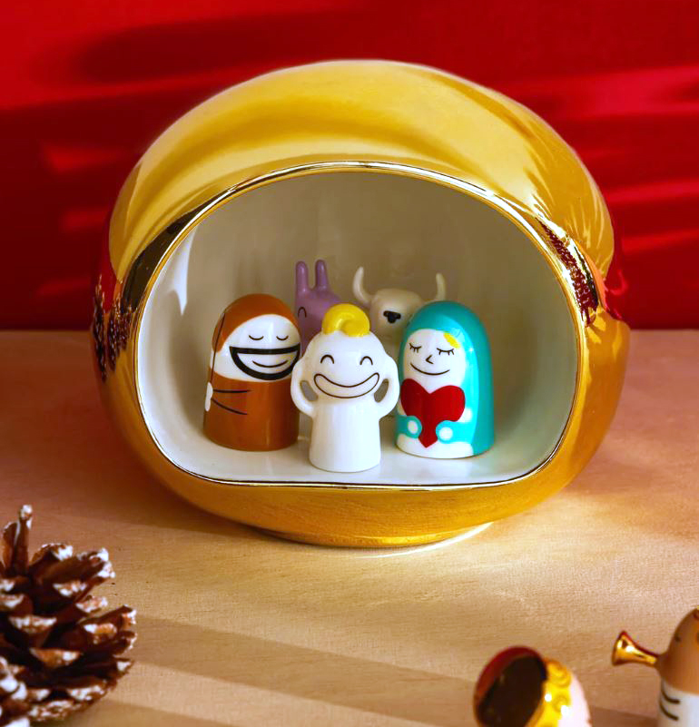 Ironico e divertente il presepe di Alessi che è composto da una serie di figure in porcellana decorata a mano racchiuse in una capanna color oro dal design arrotondato; il design e i colori permettono di collocarlo su un mobile contemporaneo. Misura L 16 x P 13 x H 13,5 cm. Prezzo  89 euro. www.alessi.com Ironico e divertente il presepe di Alessi che è composto da una serie di figure in porcellana decorata a mano racchiuse in una capanna color oro dal design arrotondato; il design e i colori permettono di collocarlo su un mobile contemporaneo. Misura L 16 x P 13 x H 13,5 cm. Prezzo  89 euro. www.alessi.com