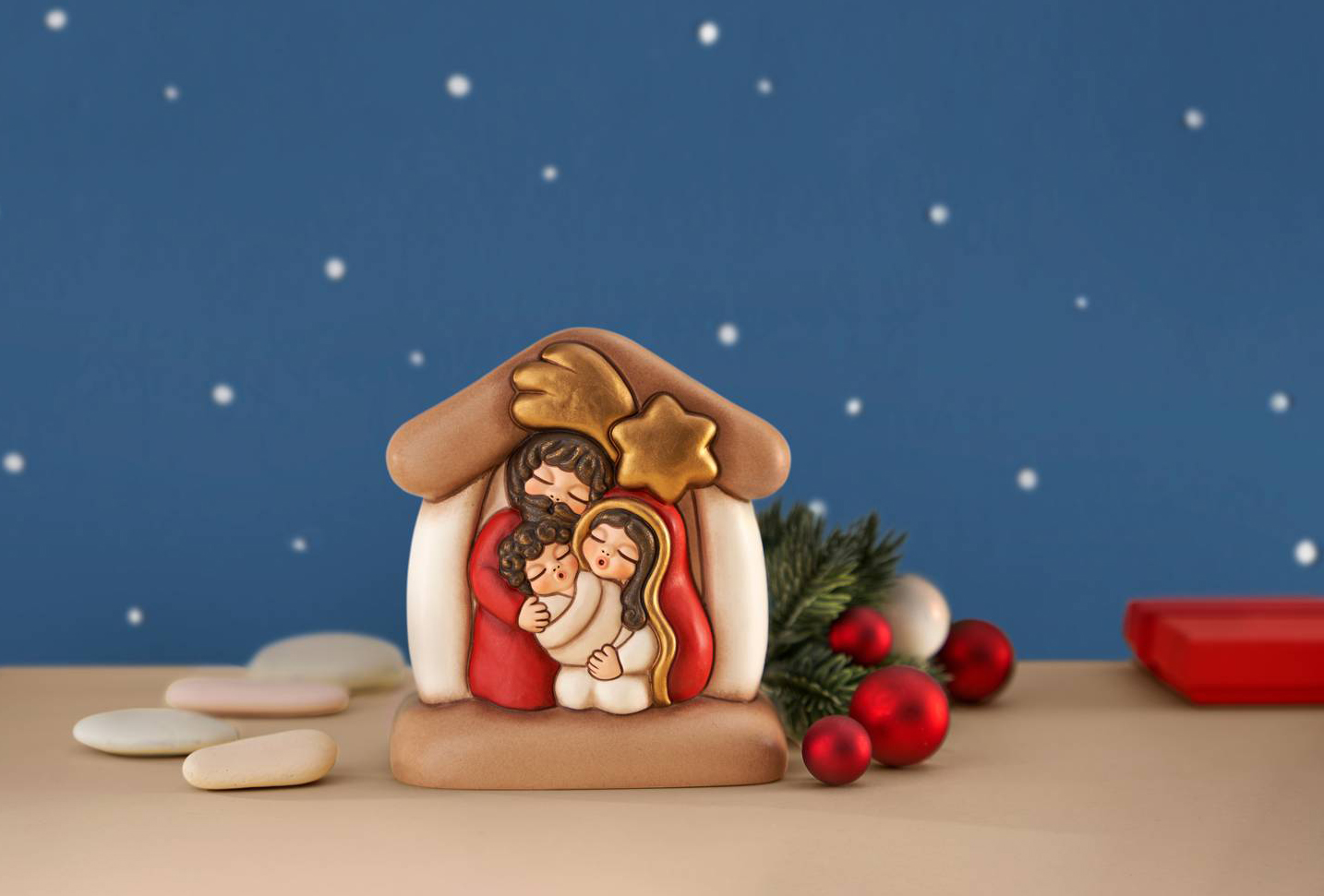 Il mini presepe di Thun può essere sistemato praticamente ovunque grazie alle sue dimensioni contenute: è composto da una capanna con la stella cometa che racchiude i tre personaggi della Sacra Famiglia. È completamente realizzato in ceramica. Misura L 11,7 x P 9 x H 13 cm. Prezzo 69,90 euro. www.thun.com Il mini presepe di Thun può essere sistemato praticamente ovunque grazie alle sue dimensioni contenute: è composto da una capanna con la stella cometa che racchiude i tre personaggi della Sacra Famiglia. È completamente realizzato in ceramica. Misura L 11,7 x P 9 x H 13 cm. Prezzo 69,90 euro. www.thun.com