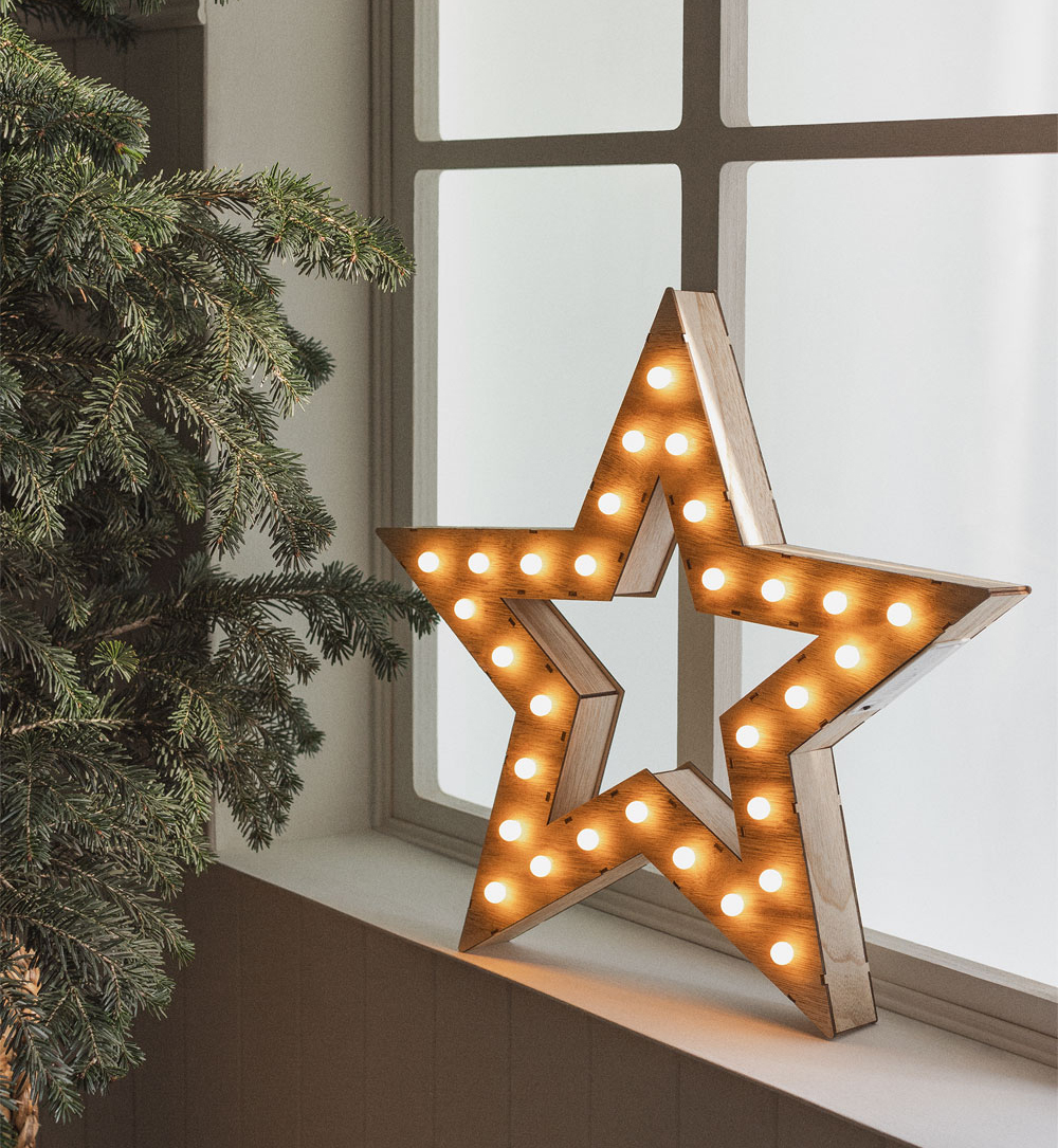 Sta bene appoggiata sul davanzale, davanti alla finestra, la figura decorativa Luzi di Sklum che ha  la struttura a forma di stella in legno, illuminata da ben trenta luci Led bianco caldo. Misura L 48 x P 6,2 x H 45 cm. Prezzo 34,95 euro. www.sklum.com Sta bene appoggiata sul davanzale, davanti alla finestra, la figura decorativa Luzi di Sklum che ha  la struttura a forma di stella in legno, illuminata da ben trenta luci Led bianco caldo. Misura L 48 x P 6,2 x H 45 cm. Prezzo 34,95 euro. www.sklum.com
