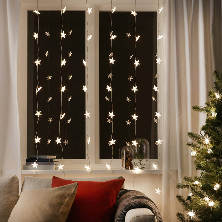 La tenda luminosa STRÅLA di Ikea Italia trasforma la finestra, durante le serate di festa, grazie alla presenza di 48 stelline con luci. Può essere usata anche all'esterno. Misura L 3,5 metri. Prezzo 25 euro. www.ikea.com La tenda luminosa STRÅLA di Ikea Italia trasforma la finestra, durante le serate di festa, grazie alla presenza di 48 stelline con luci. Può essere usata anche all'esterno. Misura L 3,5 metri. Prezzo 25 euro. www.ikea.com