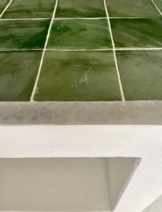 Dettaglio cucina in muratura con piano in piastrelle verdi Dettaglio cucina in muratura con piano in piastrelle verdi