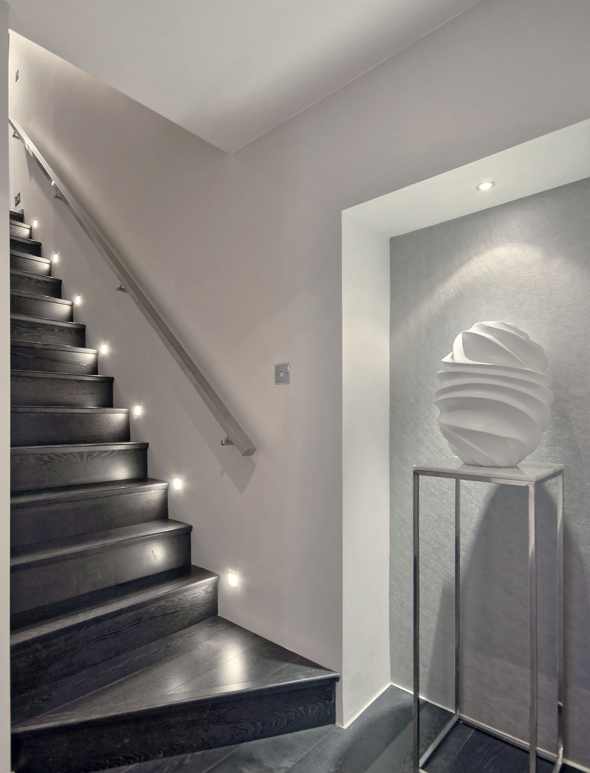 Illuminano la scala rendendola sicura e scenografica i faretti quadrati da incasso MINI SPOT Q1 di LE+D che sono caratterizzati da una finitura anodizzante argento lucido. Misura L 33 x P 33 cm. Prezzo su progetto. www.lightengineering.net Illuminano la scala rendendola sicura e scenografica i faretti quadrati da incasso MINI SPOT Q1 di LE+D che sono caratterizzati da una finitura anodizzante argento lucido. Misura L 33 x P 33 cm. Prezzo su progetto. www.lightengineering.net