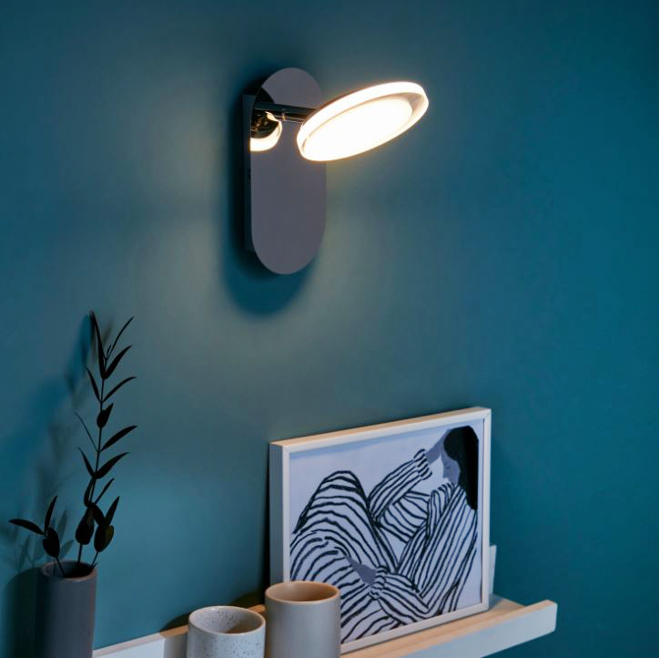 Il faretto decorativo Loob New cromo di Inspire in vendita da Leroy Merlin è caratterizzato da un modulo Led integrato con luce di colore giallo, che lo rende più efficiente e duraturo, montato su una struttura in metallo cromato; è garantito 5 anni. Misura L 14 x P 8 x H 16 cm. Prezzo 12,99 euro. www.leroymerlin.it Il faretto decorativo Loob New cromo di Inspire in vendita da Leroy Merlin è caratterizzato da un modulo Led integrato con luce di colore giallo, che lo rende più efficiente e duraturo, montato su una struttura in metallo cromato; è garantito 5 anni. Misura L 14 x P 8 x H 16 cm. Prezzo 12,99 euro. www.leroymerlin.it