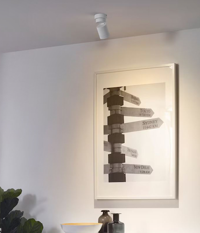 Può essere usato per mettere in risalto con la luce un quadro sulla parete il faretto da soffitto NYMÅNE di Ikea Italia: è realizzato in acciaio rivestito a polvere bianco. Può essere facilmente orientato per  un'illuminazione a “regola d'arte”. Misura Ø 8 x H 13 cm. Prezzo 15 euro. www.ikea.com Può essere usato per mettere in risalto con la luce un quadro sulla parete il faretto da soffitto NYMÅNE di Ikea Italia: è realizzato in acciaio rivestito a polvere bianco. Può essere facilmente orientato per  un'illuminazione a “regola d'arte”. Misura Ø 8 x H 13 cm. Prezzo 15 euro. www.ikea.com