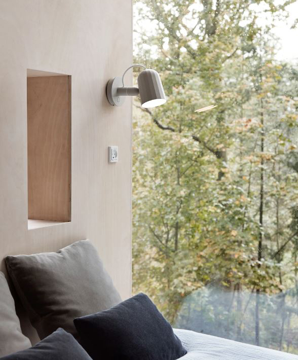 Un paralume sfaccettato per il faretto Noc di Hay in vendita su Nordic Nest che è realizzato in alluminio nella raffinata colorazione bianco sporco. Misura L 11,8 x P 22 x H 14 cm. Prezzo 229 euro. www.nordicnest.it Un paralume sfaccettato per il faretto Noc di Hay in vendita su Nordic Nest che è realizzato in alluminio nella raffinata colorazione bianco sporco. Misura L 11,8 x P 22 x H 14 cm. Prezzo 229 euro. www.nordicnest.it