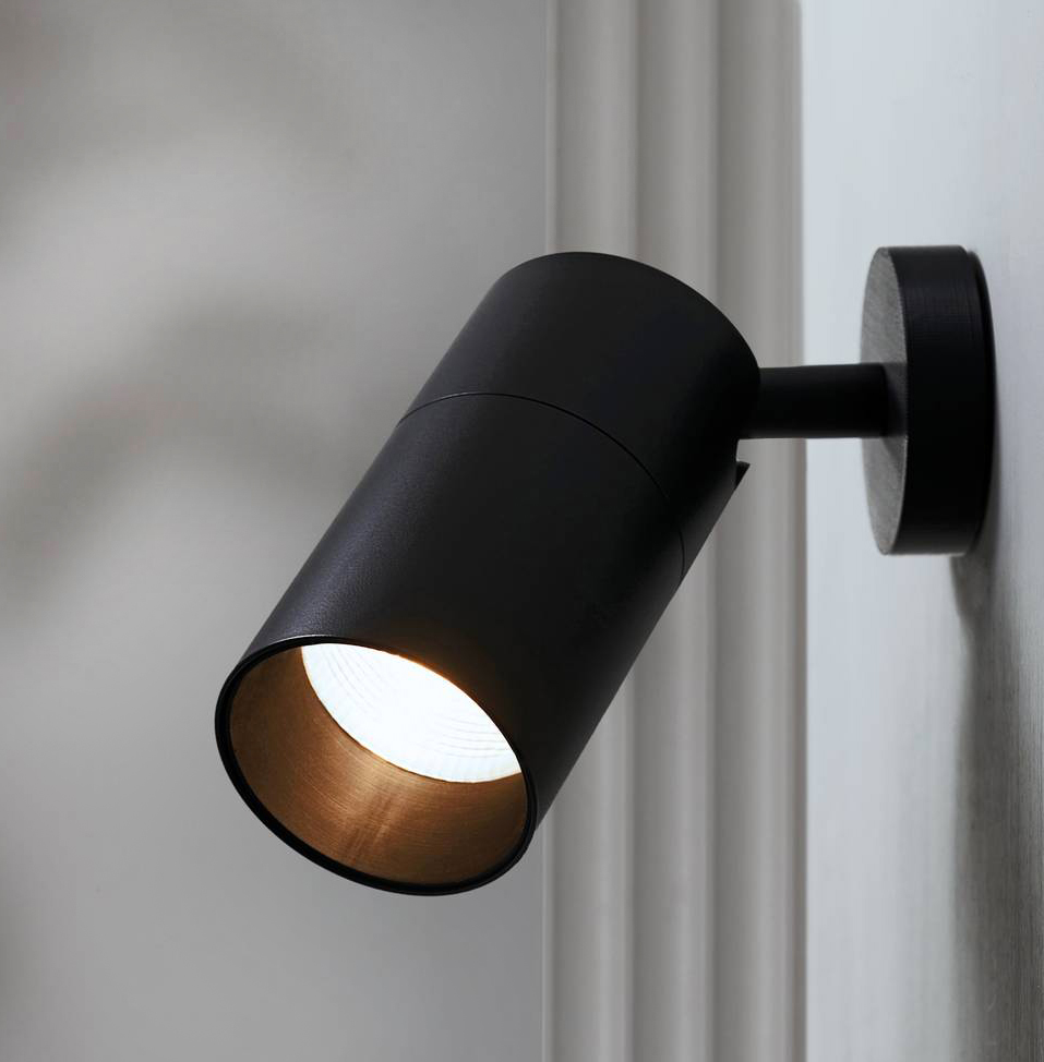 Alluminio tornito e verniciato per il faretto total black Rocchetto Maxi P di QU che, grazie alla testa cilindrica orientabile di 360° lungo l’asse verticale e 90° lungo l’asse orizzontale, può illuminare perfettamente qualsiasi angolo nell'ambiente. È disponibile con tre diverse ottiche per ottenere scenografie differenti. Misura Ø 5,5 x H 10,5 cm. Prezzo a partire da 245 euro. www.qu-lighting.com Alluminio tornito e verniciato per il faretto total black Rocchetto Maxi P di QU che, grazie alla testa cilindrica orientabile di 360° lungo l’asse verticale e 90° lungo l’asse orizzontale, può illuminare perfettamente qualsiasi angolo nell'ambiente. È disponibile con tre diverse ottiche per ottenere scenografie differenti. Misura Ø 5,5 x H 10,5 cm. Prezzo a partire da 245 euro. www.qu-lighting.com