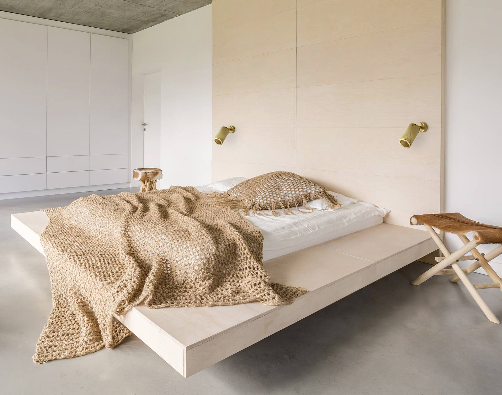 Pregiato ottone naturale per il faretto spot cilindrico Urban di Il Bronzetto che permette di direzionare la luce che è filtrata da una griglia in ottone per dà vita ad un morbido effetto di diffusione. Il corpo principale ha la superficie rigata per un effetto rétro. Misura Ø 6 x H 19 cm. Prezzo 415 euro. www.ilbronzetto.com Pregiato ottone naturale per il faretto spot cilindrico Urban di Il Bronzetto che permette di direzionare la luce che è filtrata da una griglia in ottone per dà vita ad un morbido effetto di diffusione. Il corpo principale ha la superficie rigata per un effetto rétro. Misura Ø 6 x H 19 cm. Prezzo 415 euro. www.ilbronzetto.com