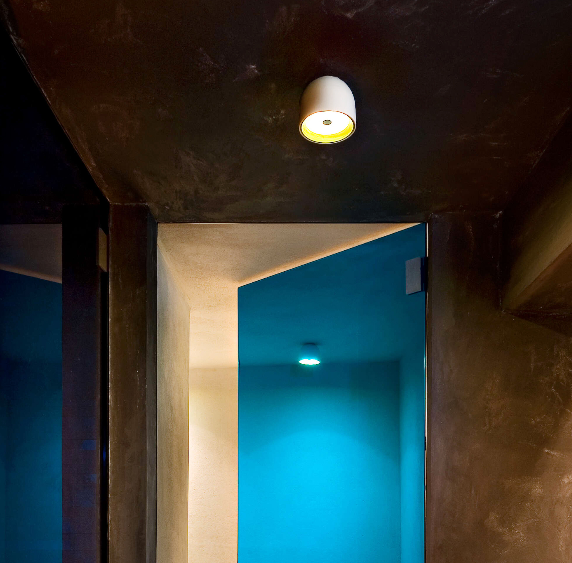 Ha il corpo in alluminio bianco lucido Wan Ceiling/Wall di Flos la lampada a soffitto a illuminazione diretta che, grazie alla sua forma iconica, decora il soffitto. È dotata di schermo antiabbagliamento e di due differenti anelli con finitura verde e nero, che hanno la funzione di fissare il vetro temperato di sicurezza. Misura Ø 11,5 x H 8,9 cm Prezzo 200 euro. www.flos.com Ha il corpo in alluminio bianco lucido Wan Ceiling/Wall di Flos la lampada a soffitto a illuminazione diretta che, grazie alla sua forma iconica, decora il soffitto. È dotata di schermo antiabbagliamento e di due differenti anelli con finitura verde e nero, che hanno la funzione di fissare il vetro temperato di sicurezza. Misura Ø 11,5 x H 8,9 cm Prezzo 200 euro. www.flos.com