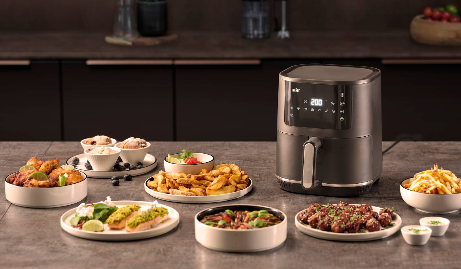 Grazie alla tecnologia RealAir, l'aria calda circola uniformemente nella friggitrice ad aria MultiFry 3 di Braun garantendo una cottura perfetta. L’interfaccia semplice da usare e il timer digitale offrono la possibilità di impostare con precisione la temperatura e il tempo di cottura. Ha 8 programmi automatici preimpostati e cassetto da 4,3 litri per cucinare persino un pollo intero. Prezzo 119,90 euro. www.braunhousehold.com