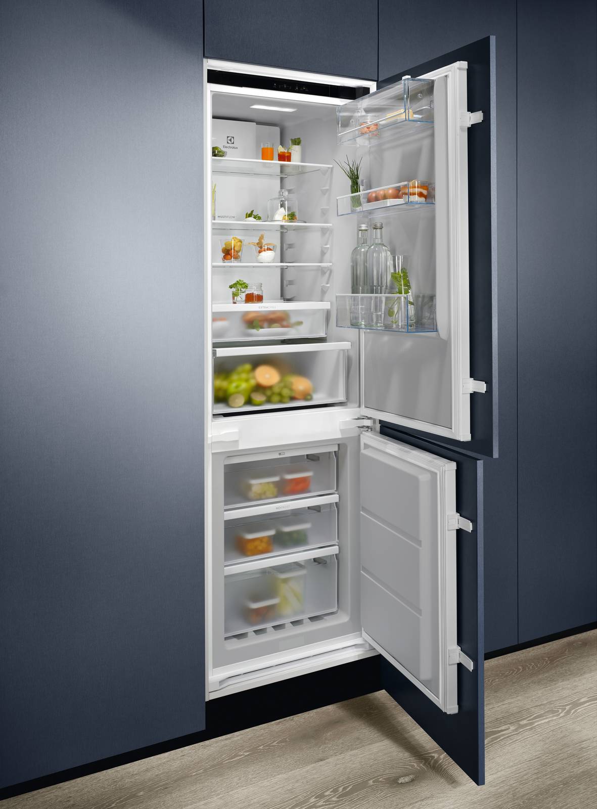 Il frigocongelatore 700 GreenZone+ ENP7MD18S di Electrolux ha i rivestimenti interni realizzati fino al 70% in plastica riciclata. Concepito per assicurare una conservazione ottimale degli alimenti e per garantire un’efficiente gestione dei consumi energetici, ha cassetto GreenZone+ che conserva fino al 95% delle vitamine, mantenendo la freschezza di frutta e verdura anche dopo 11 giorni. È dotato del dispositivo Ecometer che, attraverso un pratico display LCD, guida verso le impostazioni più efficienti per ridurre il consumo di energia. Misura L 55 x P 55 x H 177 cm. Prezzo 1.449,99 euro. www.electrolux.it Il frigocongelatore 700 GreenZone+ ENP7MD18S di Electrolux ha i rivestimenti interni realizzati fino al 70% in plastica riciclata. Concepito per assicurare una conservazione ottimale degli alimenti e per garantire un’efficiente gestione dei consumi energetici, ha cassetto GreenZone+ che conserva fino al 95% delle vitamine, mantenendo la freschezza di frutta e verdura anche dopo 11 giorni. È dotato del dispositivo Ecometer che, attraverso un pratico display LCD, guida verso le impostazioni più efficienti per ridurre il consumo di energia. Misura L 55 x P 55 x H 177 cm. Prezzo 1.449,99 euro. www.electrolux.it