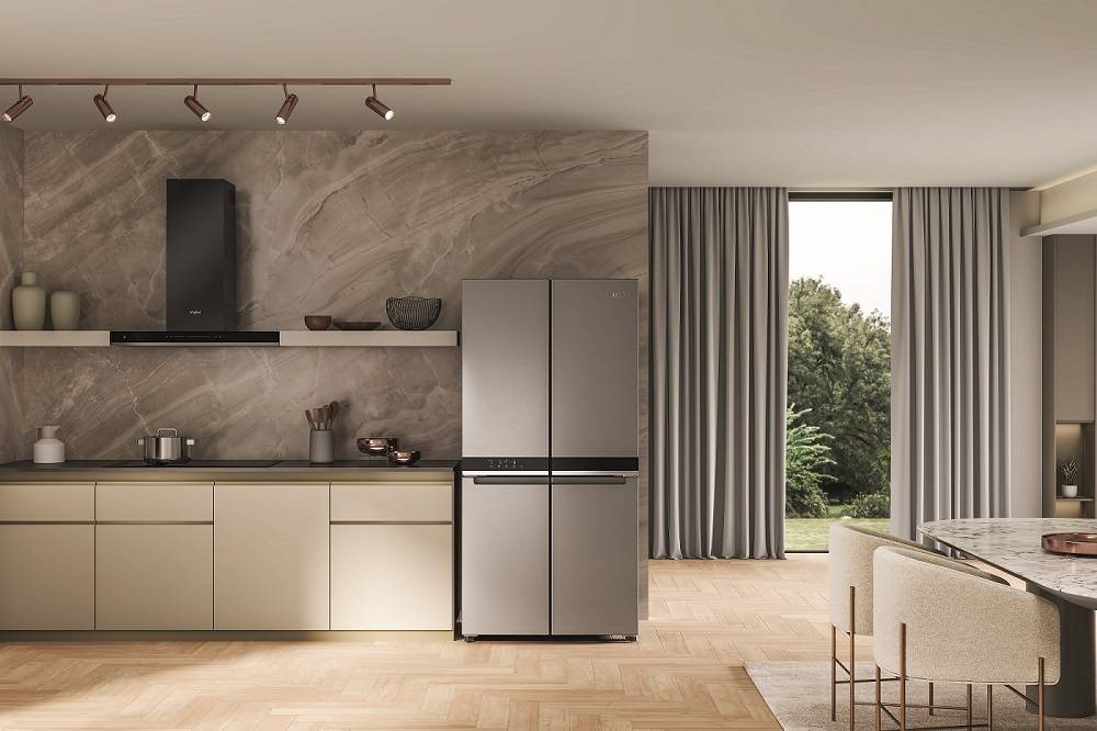 In classe D, il frigorifero a quattro porte Total No Frost WQ9 U3L EF di Whirlpool, capiente quasi 600 litri (frigo 388 litri + congelatore 206 litri), è dotato della tecnologia 6° SENSO che garantisce un controllo costante e preciso della temperatura, monitorando le variazioni di temperatura e ripristinando rapidamente il livello corretto. Per una gestione precisissima della temperatura, il sistema di controllo elettronico garantisce una corretta impostazione dei parametri di funzionamento in qualsiasi momento. Misura L 91 x P 70 x H 185 cm. Prezzo da rivenditore. www.whirlpool.it In classe D, il frigorifero a quattro porte Total No Frost WQ9 U3L EF di Whirlpool, capiente quasi 600 litri (frigo 388 litri + congelatore 206 litri), è dotato della tecnologia 6° SENSO che garantisce un controllo costante e preciso della temperatura, monitorando le variazioni di temperatura e ripristinando rapidamente il livello corretto. Per una gestione precisissima della temperatura, il sistema di controllo elettronico garantisce una corretta impostazione dei parametri di funzionamento in qualsiasi momento. Misura L 91 x P 70 x H 185 cm. Prezzo da rivenditore. www.whirlpool.it