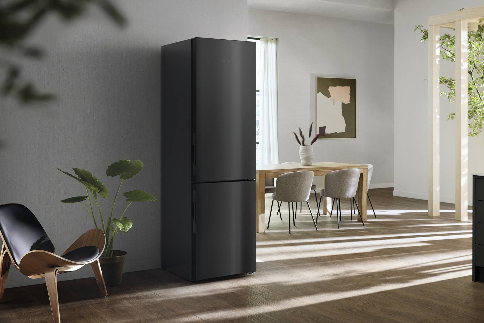 In classe A e Total No Frost, il frigorifero combinato KFN 4898 A-10 D Blacksteel di Miele ha sistema PerfectFresh Active che garantisce ottime condizioni di conservazione perchè a ogni apertura dello sportello, nel cassetto viene spruzzata acqua nebulizzata: gli alimenti vengono bagnati dolcemente e l'umidità dell'aria ha così sempre le condizioni migliori. Ha volume utile di 362 litri e flessibilità interna per consentirne usi differenziati a seconda di cosa bisogna conservare. Misura L 60 x P 67,5 x H 201,5 cm. Prezzo 2.749 euro. www.miele.it