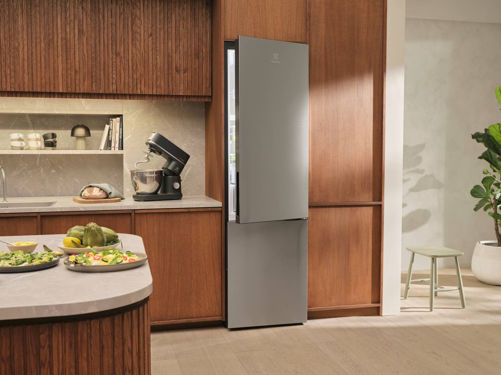 Il frigorifero GreenZone+ 700 LNT7MC32X di Electrolux ha vani interni realizzati con il 70% di plastica riciclata. Ha cassetto sigillato GreenZone+ che crea un ambiente ideale per conservare frutta e verdura e grazie alla tecnologia TwinTech® Total No Frost, assicura una temperatura costante e uniforme in tutto il vano. Il sistema MultiFlow distribuisce inoltre l'aria fredda in modo ottimale, garantendo una temperatura stabile in ogni ripiano. Misura L 59,5 x P 66 x H 187 cm. Prezzo: 1.249,99 euro. www.electrolux.it