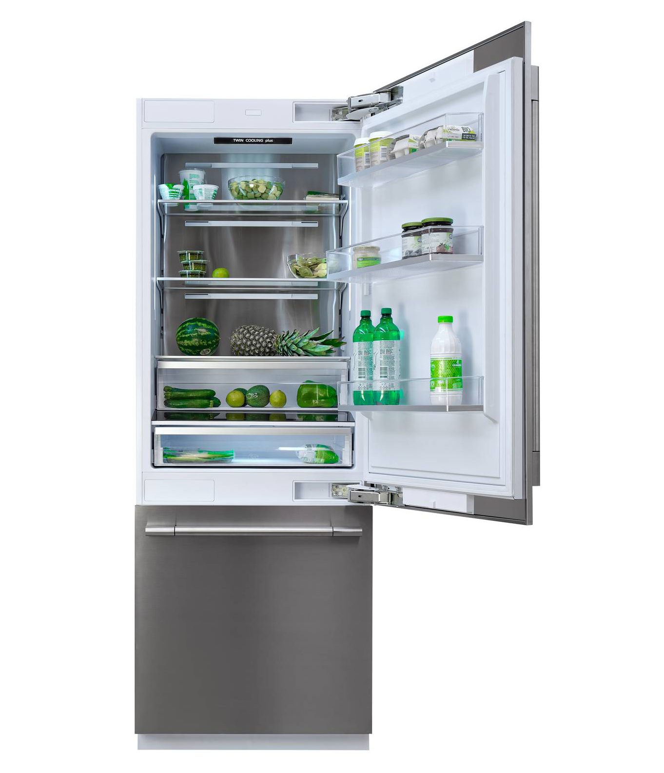 Il frigorifero combinato FBCD 761 TNF EDBL della Linea Professional di Fulgor Milano include anche un produttore di cubetti di ghiaccio. Ha 1 compressore e zone distinte e indipendenti di temperature che sono regolabili attraverso il pannello di controllo esterno, funziona con sistema Total No Frost, ha illuminazione LED multilivello che offre una luminosità perfetta ed è dotato di speciale cassetto Chillibox. L’avvisatore acustico segnala se la rimane porta aperta. Emette una rumorosità di 43 dB(A). Misura L 75 x P 60 x H 213 cm. Prezzo da rivenditore. http://www.fulgor-milano.com Il frigorifero combinato FBCD 761 TNF EDBL della Linea Professional di Fulgor Milano include anche un produttore di cubetti di ghiaccio. Ha 1 compressore e zone distinte e indipendenti di temperature che sono regolabili attraverso il pannello di controllo esterno, funziona con sistema Total No Frost, ha illuminazione LED multilivello che offre una luminosità perfetta ed è dotato di speciale cassetto Chillibox. L’avvisatore acustico segnala se la rimane porta aperta. Emette una rumorosità di 43 dB(A). Misura L 75 x P 60 x H 213 cm. Prezzo da rivenditore. http://www.fulgor-milano.com