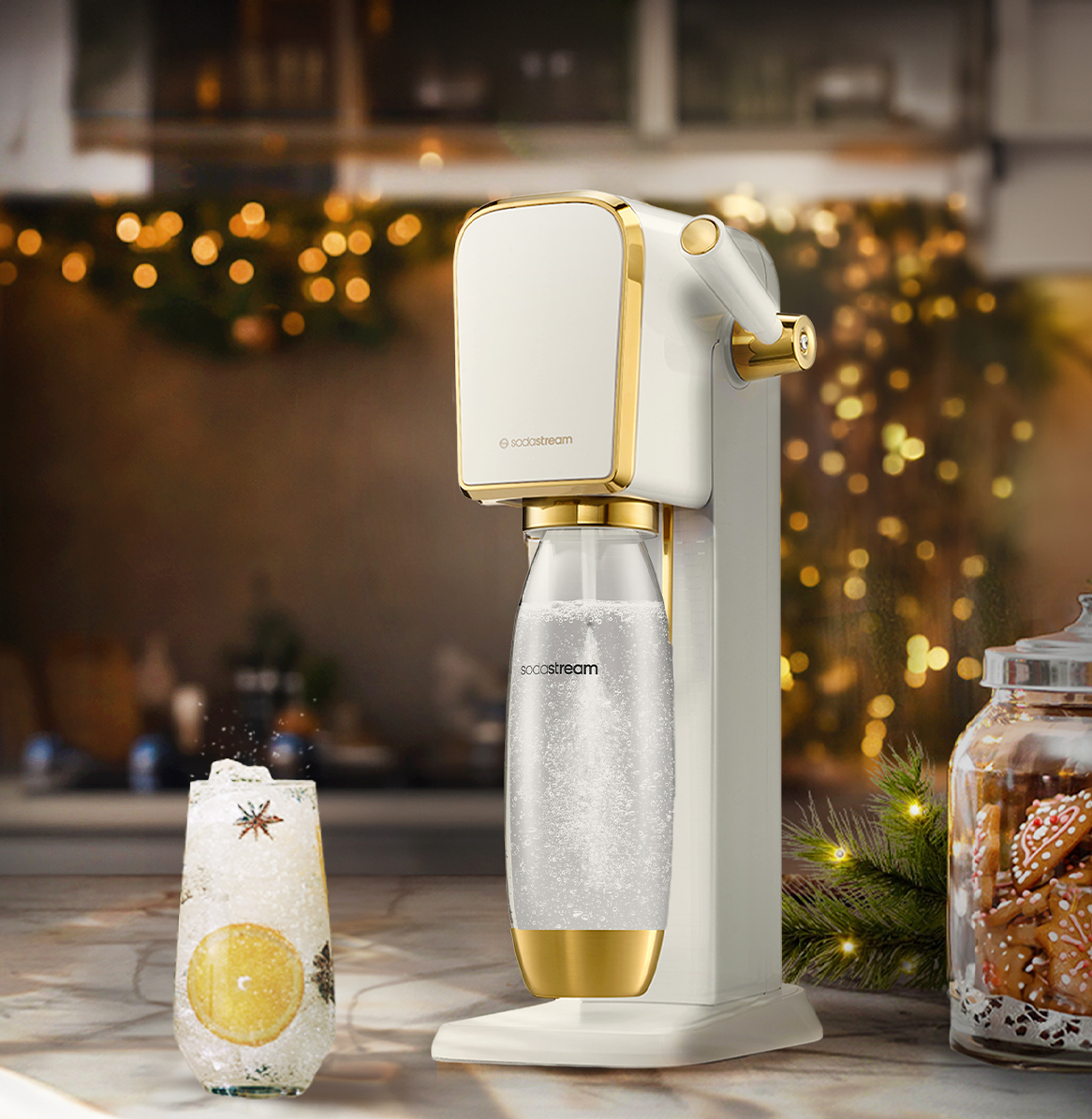 Il gasatore Art Gold SodaStream, in limited edition dorata brillante, rende più sostenibile i brindisi con amici e parenti. Abbassando la leva trasforma l’acqua del rubinetto in acqua frizzante e bevande in modo semplice e sostenibile, evitando così l’uso delle bottiglie di plastica monouso. È fornito con bottiglia in edizione limitata lavabile in lavastoviglie e cilindro di CO2 ad aggancio rapido CQC e della tecnologia Snap-Lock per un inserimento della bottiglia più facile e sicuro. Prezzo 139,90 euro. www.sodastream.it