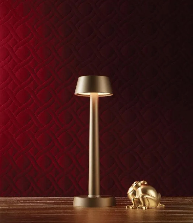 Compatta ed essenziale, oltre che materica nelle finiture superficiali, la lampada da tavolo senza fili Will o’ Wisp (design Romeo Sozzi) di Promemoria si ispira nel nome ai fuochi fatui che punteggiano le calde serate estive. Ha un guscio di alluminio declinato in tre varianti cromatiche – gold, silver, bronze – o verniciato in tinta RAL e metallica. Il diffusore di policarbonato opalino cela una fonte luminosa dimmerabile fino al 15% della sua potenza, che si attiva e si spegne con un pulsante touch sulla base. Dimensioni Ø 13/14 (con base di ricarica) x H 38/40 cm. Prezzo su richiesta. http://www.promemoria.com. Compatta ed essenziale, oltre che materica nelle finiture superficiali, la lampada da tavolo senza fili Will o’ Wisp (design Romeo Sozzi) di Promemoria si ispira nel nome ai fuochi fatui che punteggiano le calde serate estive. Ha un guscio di alluminio declinato in tre varianti cromatiche – gold, silver, bronze – o verniciato in tinta RAL e metallica. Il diffusore di policarbonato opalino cela una fonte luminosa dimmerabile fino al 15% della sua potenza, che si attiva e si spegne con un pulsante touch sulla base. Dimensioni Ø 13/14 (con base di ricarica) x H 38/40 cm. Prezzo su richiesta. http://www.promemoria.com.