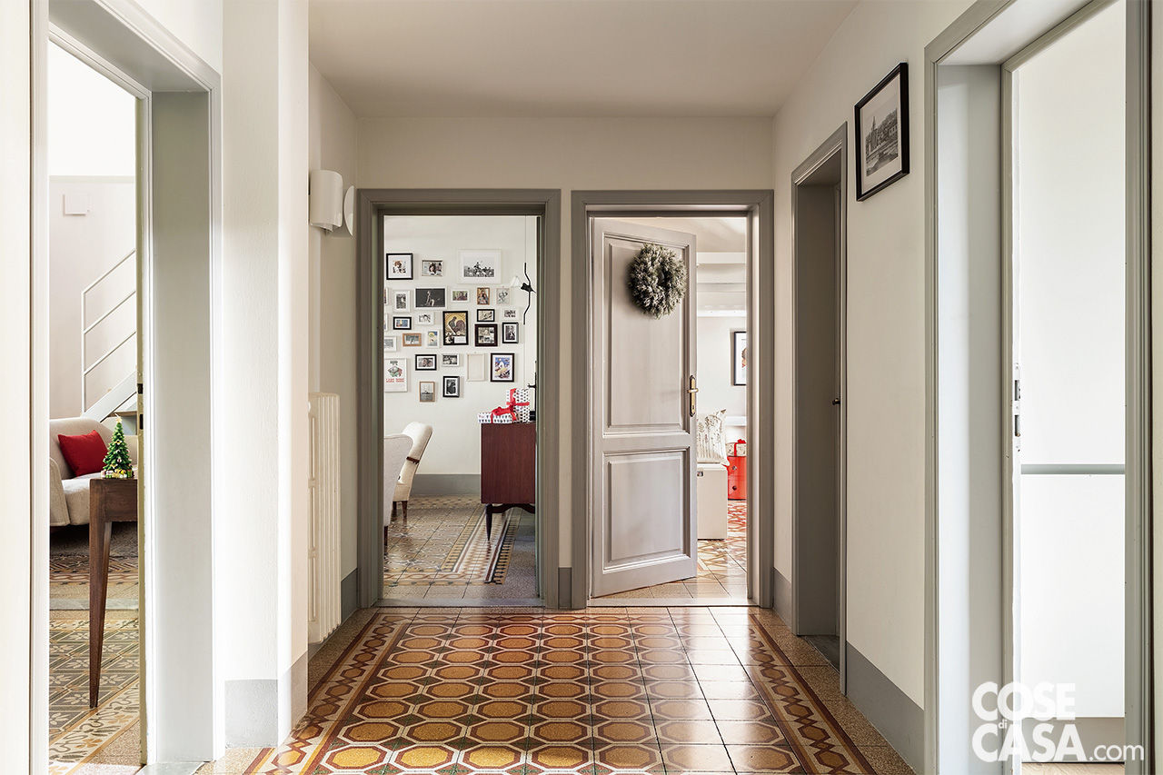 ingresso con porte grigie e pavimento in cementine ingresso con porte grigie e pavimento in cementine