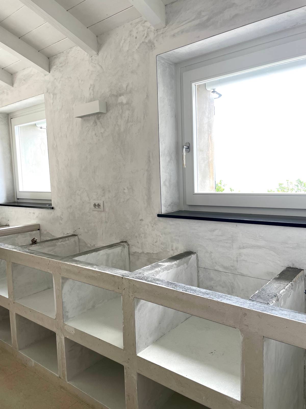 Le nicchie contenitive della parte sotto al piano sono state realizzate con mattoni di gas beton, che sono poi stati rasati a gesso con i paraspigoli: nella si vede la struttura finita dopo la prima fase. Le nicchie contenitive della parte sotto al piano sono state realizzate con mattoni di gas beton, che sono poi stati rasati a gesso con i paraspigoli: nella si vede la struttura finita dopo la prima fase.