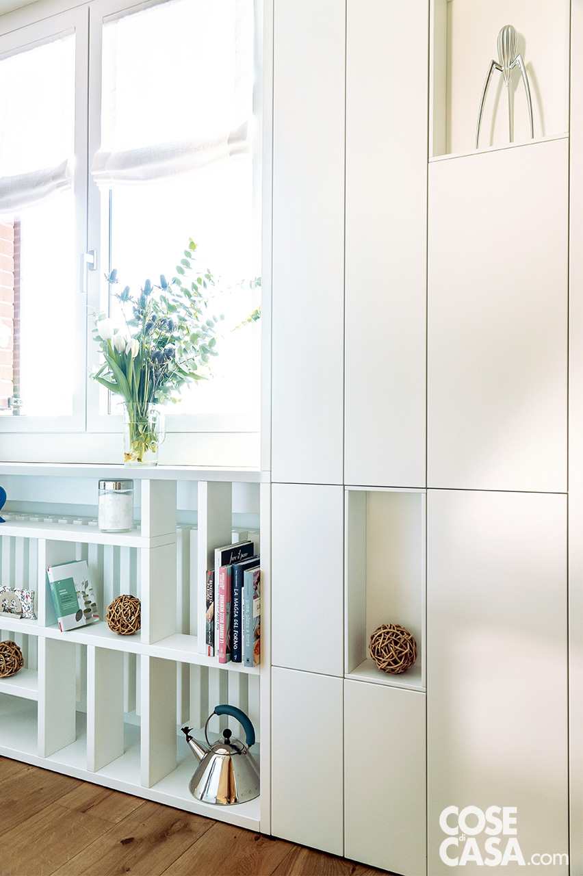 Armadio libreria per la cucina che sfrutta il sottofinestra Armadio libreria per la cucina che sfrutta il sottofinestra