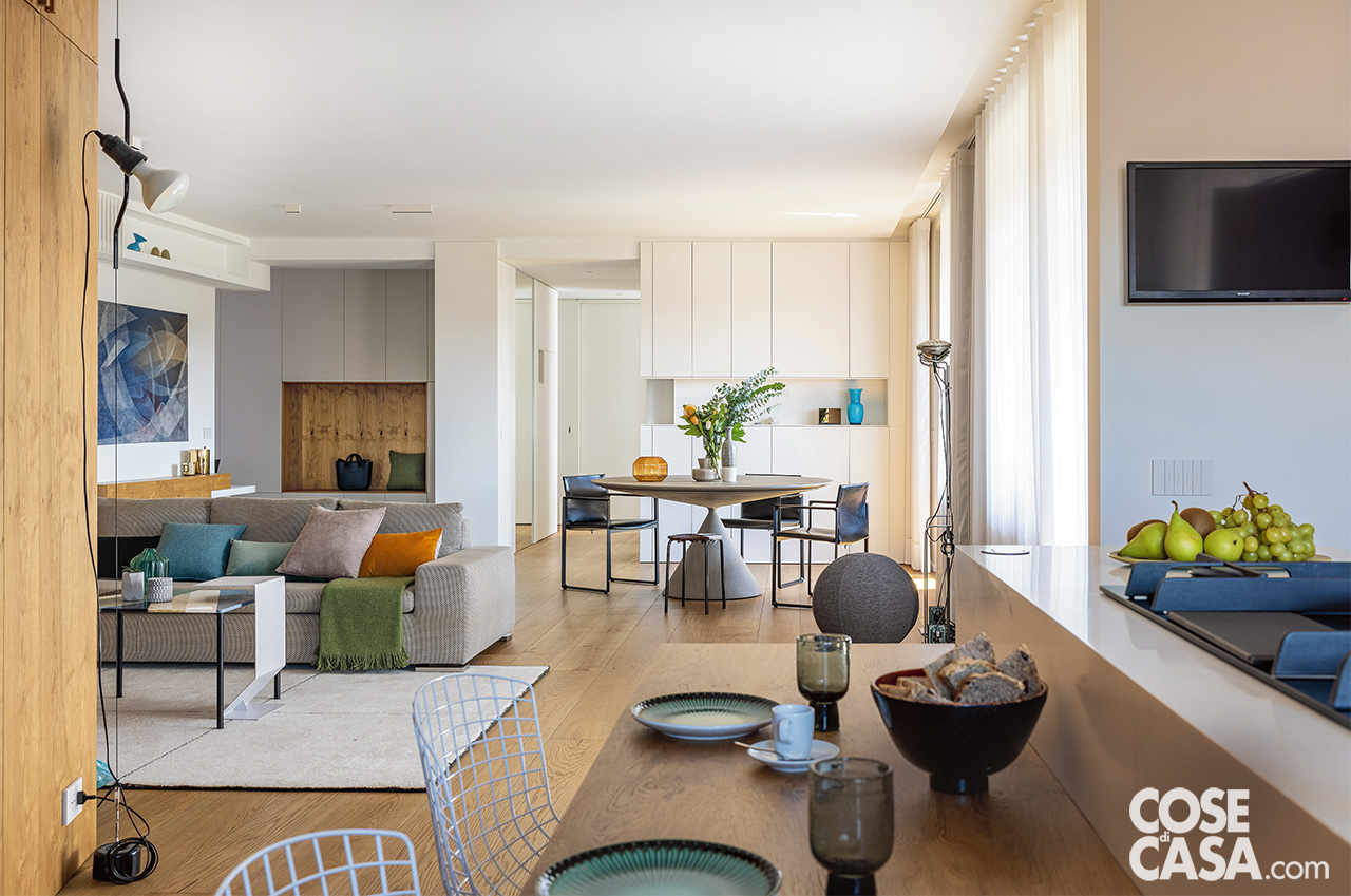 Soggiorno open space con zona conversazione, pranzo e cucina illuminati dalle portefinestre affacciate sul terrazzo Soggiorno open space con zona conversazione, pranzo e cucina illuminati dalle portefinestre affacciate sul terrazzo