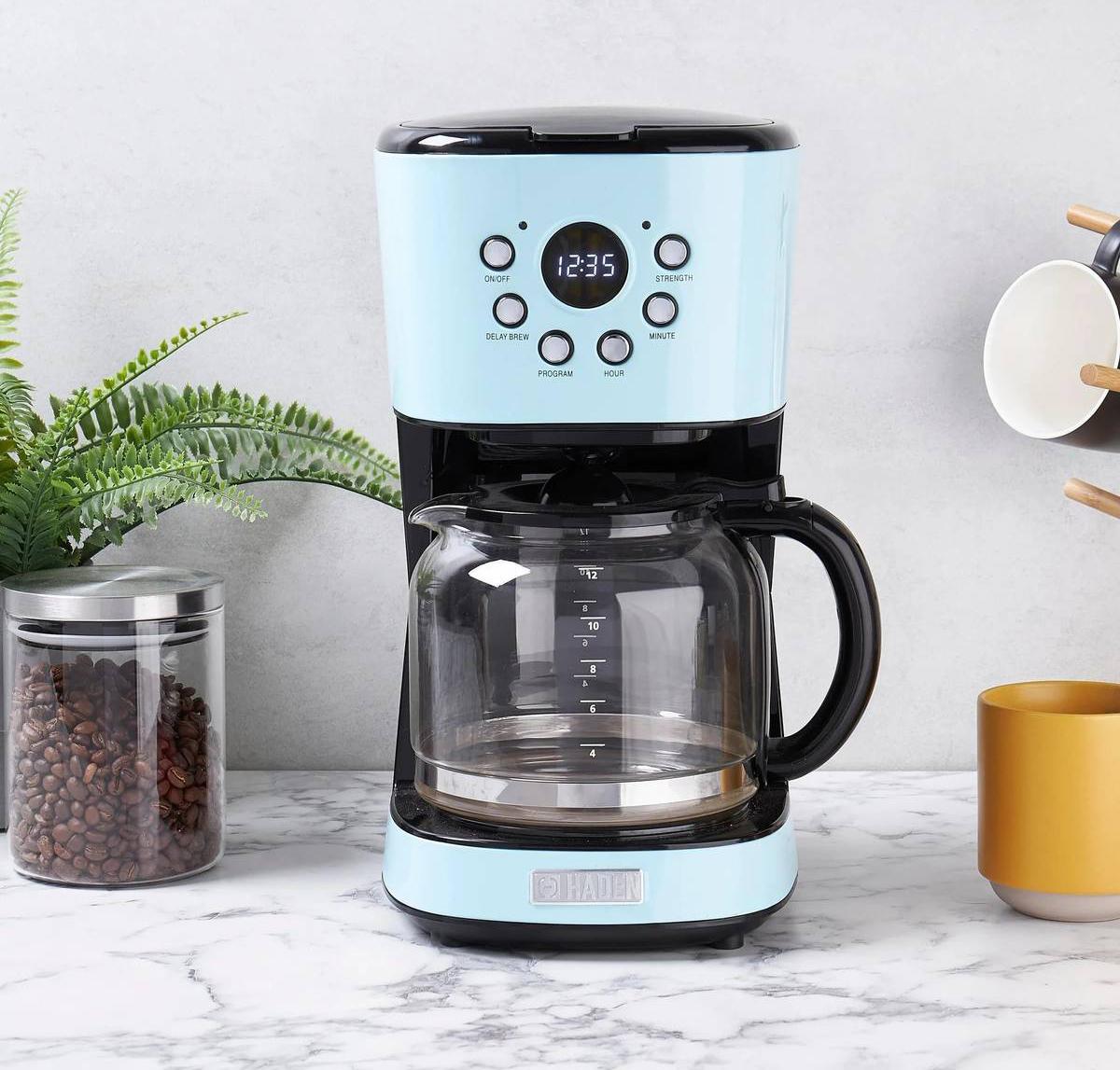 Bella a vedersi grazie alle forme bombate, Drip di Haden è la macchina per gli amanti del caffè lungo americano: ha un'ampia capacità che consente di preparare fino a dodici tazze di caffè. La caraffa in vetro è dotata di un manico ergonomico e il display LCD ne facilita l’uso. Prezzo 74,99 euro. www.westwing.it